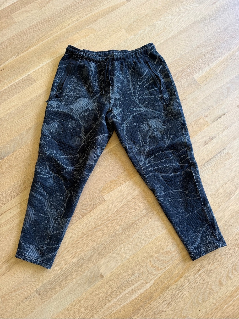 Nike Black Floral-Pattern Jogger Sweatpants